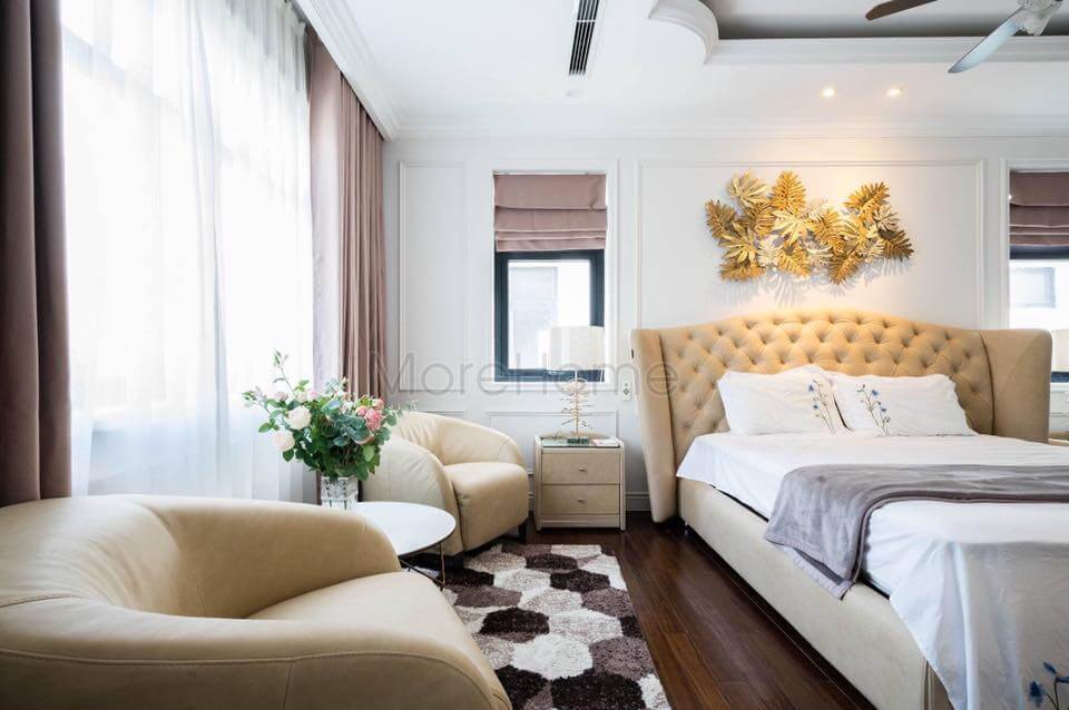 Bố trí ghế sofa đơn trong phòng ngủ giúp gia chủ có thể thư giãn uống trà, đọc sách trong phòng master Thiết kế nội thất phòng ngủ biệt thự